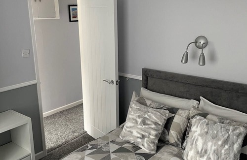 St. Michaels Apartamento | Flat 5 is fully reburbished, with onsite parking and free wifi