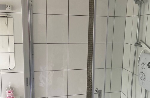 St. Michaels Apartamento | Flat 5 is fully reburbished, with onsite parking and free wifi