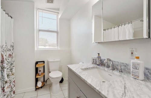 The Gate Casa | We are 6 minutes away from Busch Stadium! 5 BR. Sleeps 24