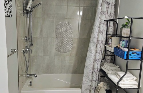 Ottawa Division Casa | Cozy One room Unit in a House, in a great location in Barrhaven Half Moon Bay.