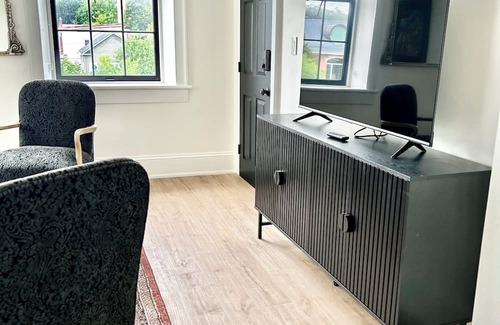 Port Hope Apartamento | Boutique hotel suite in downtown Port Hope. On the Ganaraska River.