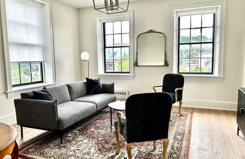 Port Hope Apartamento | Boutique hotel suite in downtown Port Hope. On the Ganaraska River.