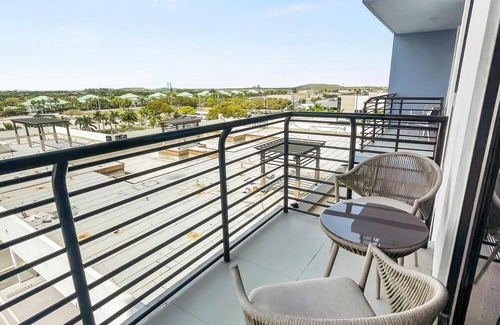 Doral Condominio | Sleek Doral Haven: Studio Comfort