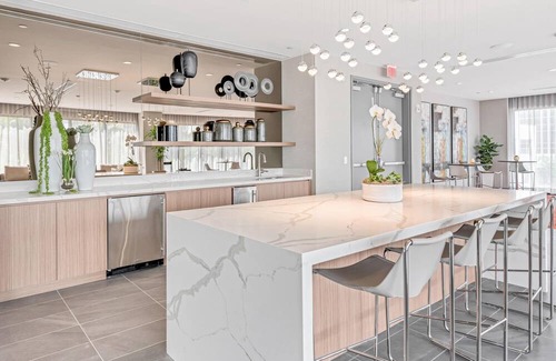 Doral Condominio | Sleek Doral Haven: Studio Comfort