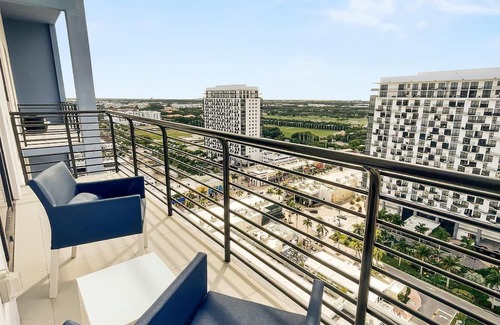 Doral Condominio | Sleek Doral Gem: Spacious Retreat