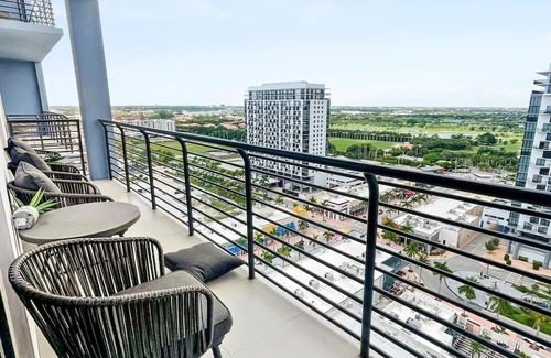 Doral Condominio | Tranquil Doral Retreat: Spacious Gem