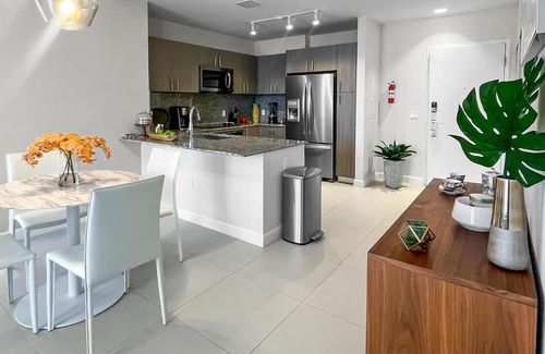 Doral Condominio | Tranquil Doral Retreat: Spacious Gem