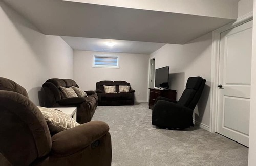 Ottawa Division Casa | 2 minutes from Hwy, free 2 cars parking, great for families visiting Ottawa.