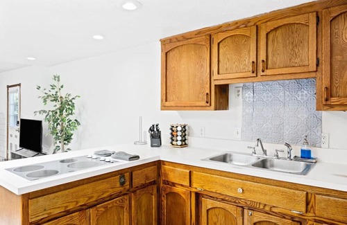 Baker Street Casa | Bright and Spacious Back House