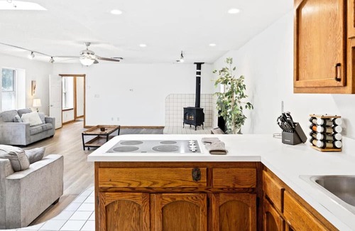 Baker Street Casa | Bright and Spacious Back House