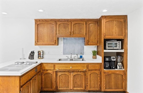 Baker Street Casa | Bright and Spacious Back House