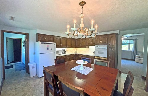 Sugarcreek Casa | Country Acres Retreat 3 br. country home with large backyard.