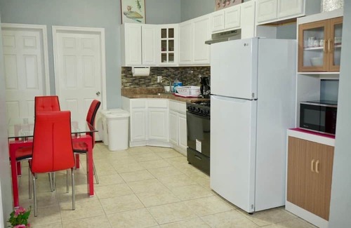 Newark Apartamento | At Nambi1, you will find a safe, stylish, and peaceful home away from home.