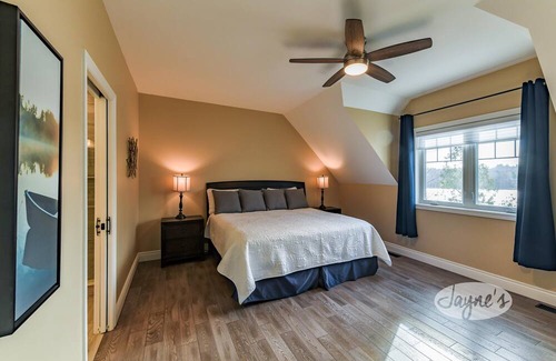 Huntsville Cabaña | Great 5 bed 4 bath cottage on Fairy Lake - SW Exposure! Sauna!