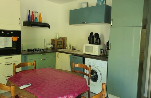 Saint-Martin-de-Castillon Casa | Holiday Home 'Hanna En Luberon - Le Boisset' with Mountain View, Wi-Fi and Air Conditioning