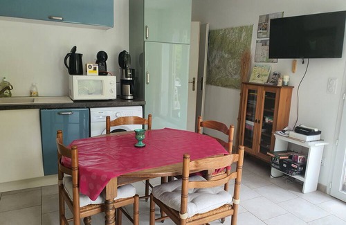 Saint-Martin-de-Castillon Casa | Holiday Home 'Hanna En Luberon - Le Boisset' with Mountain View, Wi-Fi and Air Conditioning