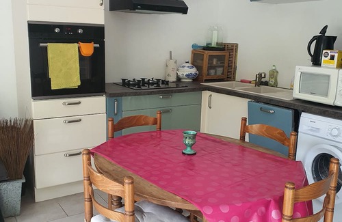 Saint-Martin-de-Castillon Casa | Holiday Home 'Hanna En Luberon - Le Boisset' with Mountain View, Wi-Fi and Air Conditioning