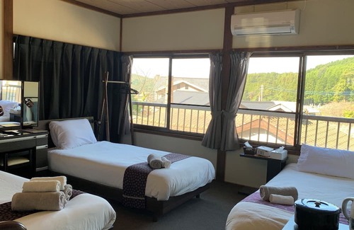 Imari Okawachiyama Cabina | Okawachiyama, Village of the Secret Kilns.