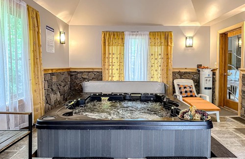 Tafton Casa | Luxurious home w/ in home theater, entertainment & hot tub