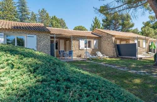 La Roque-sur-Pernes Casa | Authentic stone house in the heart of Provence.