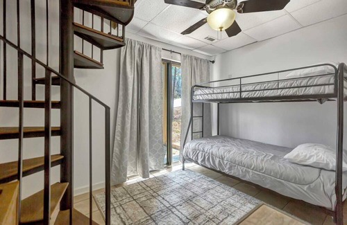 Salem Villa | 703 Captains Walk Sum