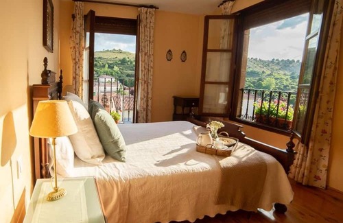 Pinilla de los Barruecos Apartamento | Apartment 'Chanin 2' with Mountain View, Private Terrace and Wi-Fi