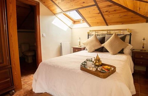 Pinilla de los Barruecos Apartamento | Apartment 'Chanin 2' with Mountain View, Private Terrace and Wi-Fi