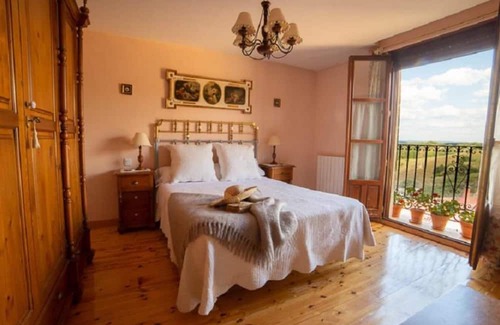 Pinilla de los Barruecos Apartamento | Apartment 'Chanin 2' with Mountain View, Private Terrace and Wi-Fi