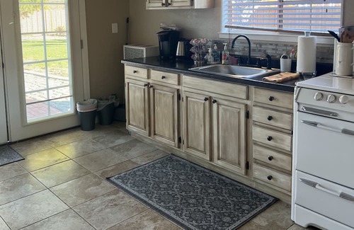 Ukiah Casa | This charming bungalow/cottage is located between Hopland and Ukiah.