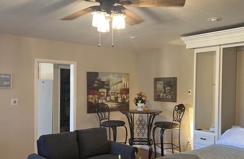 Ukiah Casa | This charming bungalow/cottage is located between Hopland and Ukiah.