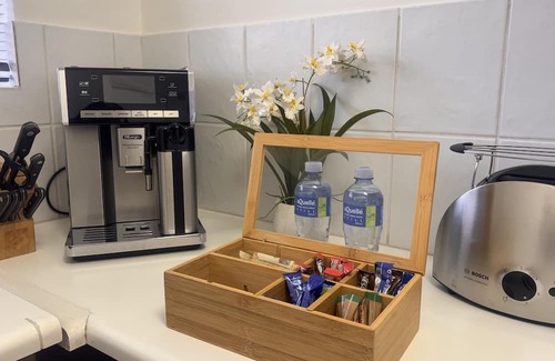 Greater Johannesburg Metropolitan Area Cabaña | Beautiful Flat in the heart of Bryanston with Backup power, Wi-Fi and Netflix