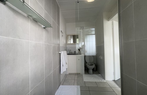 Greater Johannesburg Metropolitan Area Cabaña | Beautiful Flat in the heart of Bryanston with Backup power, Wi-Fi and Netflix