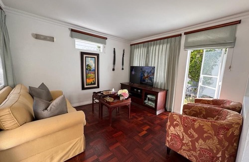 Greater Johannesburg Metropolitan Area Cabaña | Beautiful Flat in the heart of Bryanston with Backup power, Wi-Fi and Netflix