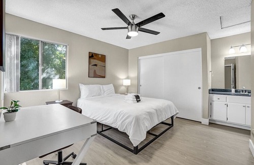 Colton Apartamento | 2BR/2BA Queen Suite Apartment with Pool View