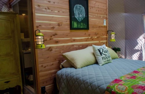 Brownsboro Alquiler De RV | "Buzz-Worthy Retreat: Welcome to Honey Bee Way – Your Sweet Escape Awaits!"