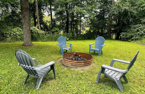 Lake Cabina | Bear Lake Retreat a cozy cabin situated walking distance to Private Bear Lake.