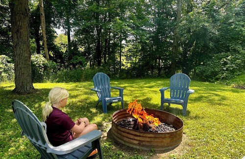 Lake Cabina | Bear Lake Retreat a cozy cabin situated walking distance to Private Bear Lake.