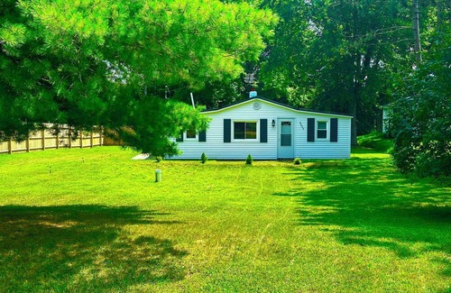 Lake Cabina | Bear Lake Retreat a cozy cabin situated walking distance to Private Bear Lake.