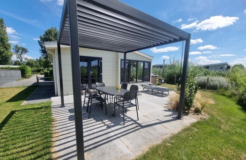 Dordtse Biesbosch Casa | Hackfort Hottub 6 by Interhome