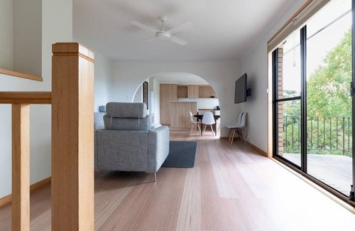 West Launceston Apartamento | Bright and Beautiful Near the Gorge with Parking