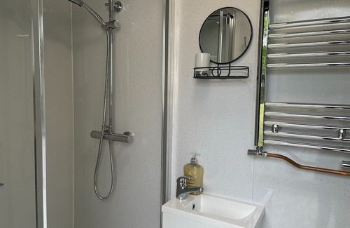 Toppesfield Alquiler De RV | Luxury Bell Tent: Countryside Escape with Private Kitchen & Bathroom.