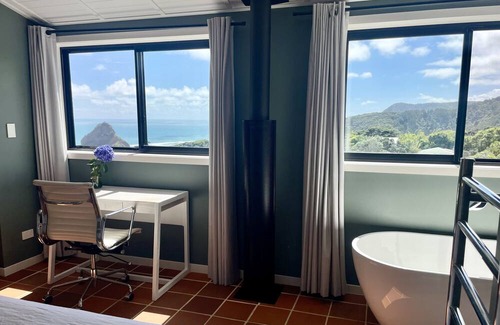 Piha Casa | Panoramic Views. Modern Batch. Walk to the beach.