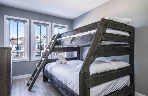 The Blue Mountains Casa | Newly built Village 3 Bedroom /Shuttle Bus