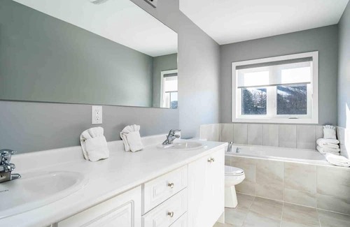 The Blue Mountains Casa | Newly built Village 3 Bedroom /Shuttle Bus