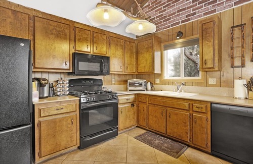 Whispering Forest Cabina | 2416-antelope Views 3 Bedroom Cabin by RedAwning