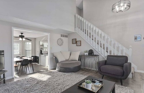 Overland Park Casa | Comfy 2-Story Duplex | Perfect for Large Groups