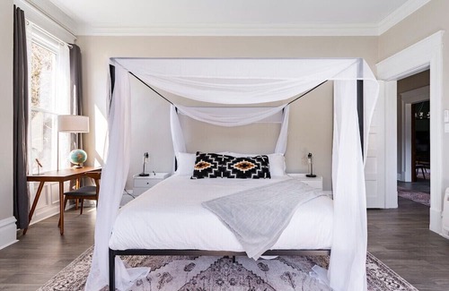 Washington Apartamento | King Beds | On W&J Campus | Social Media Ready Art