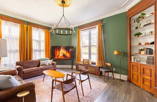 Washington Apartamento | King Beds | On W&J Campus | Social Media Ready Art