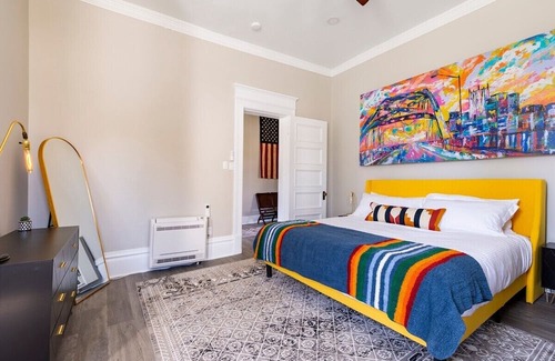 Washington Apartamento | King Beds | On W&J Campus | Social Media Ready Art