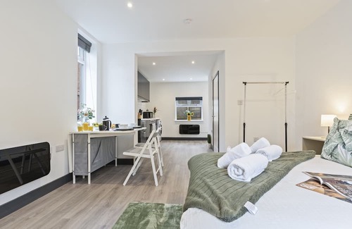Giltbrook Apartamento | The Green Studio | Free Parking | Long Term Bookings